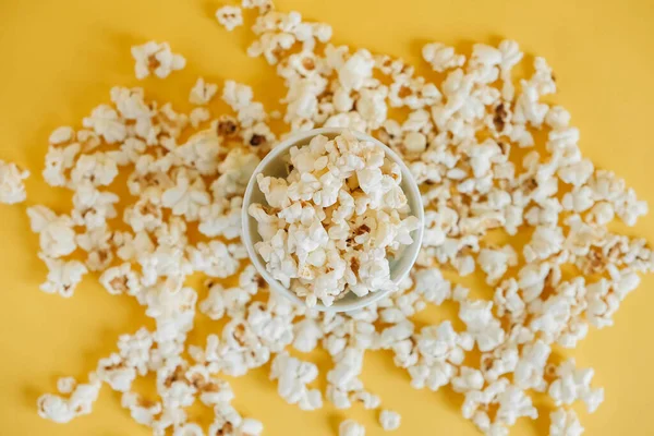 Popcorn Papírovém Kelímku Žlutém Pozadí Horní Pohled Kopírovat Prázdné Místo — Stock fotografie