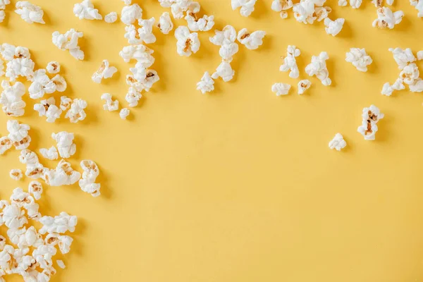 Popcorn Žlutém Pozadí Jako Obrázek Pozadí Horní Pohled Kopírovat Prázdné — Stock fotografie