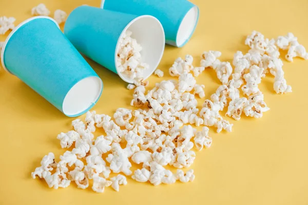 Popcorn Modrých Papírových Pohárcích Žlutém Pozadí Horní Pohled Kopírovat Prázdné — Stock fotografie