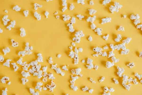 Popcorn Żółtym Tle Jako Obraz Tła Widok Góry Kopiowanie Puste — Zdjęcie stockowe