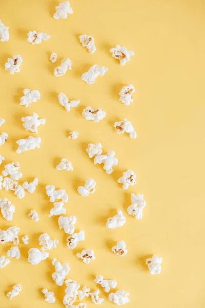 Popcorn Žlutém Pozadí Jako Obrázek Pozadí Horní Pohled Kopírovat Prázdné — Stock fotografie