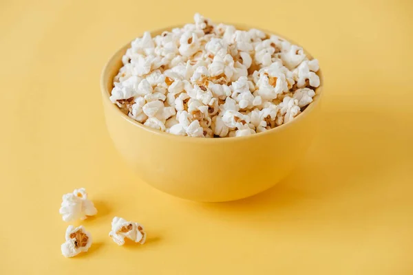 Popcorn Žluté Míse Žlutém Pozadí Horní Pohled Kopírovat Prázdné Místo — Stock fotografie