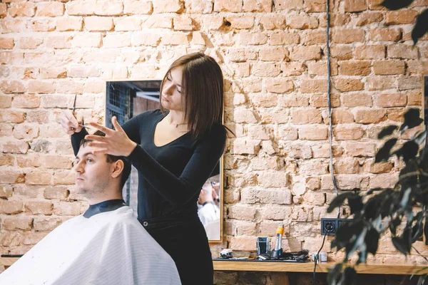 Hermosa Peluquera Femenina Cortando Pelo Del Cliente Con Tijeras Una — Foto de Stock