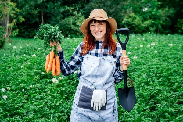 Retrato Una Hermosa Mujer Agricultora Sostiene Ramo Zanahorias Sombrero Paja —  Fotos de Stock