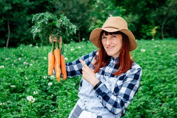 Retrato Una Hermosa Mujer Agricultora Sostiene Ramo Zanahorias Sombrero Paja — Foto de Stock