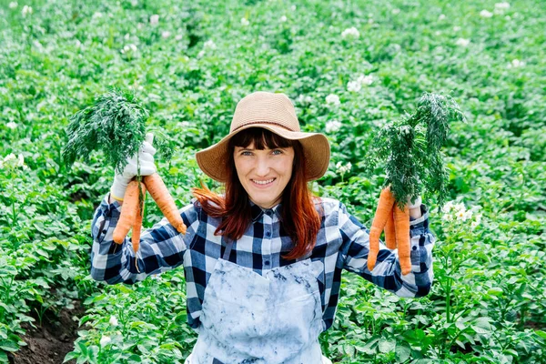 Retrato Una Hermosa Mujer Agricultora Sostiene Ramo Zanahorias Sombrero Paja — Foto de Stock