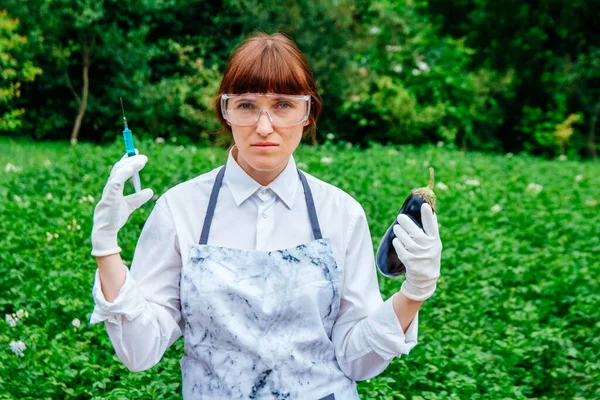 Вчений Біолог Лабораторному Пальто Захисні Рукавички Вводять Блакитну Рідину Овочі — стокове фото