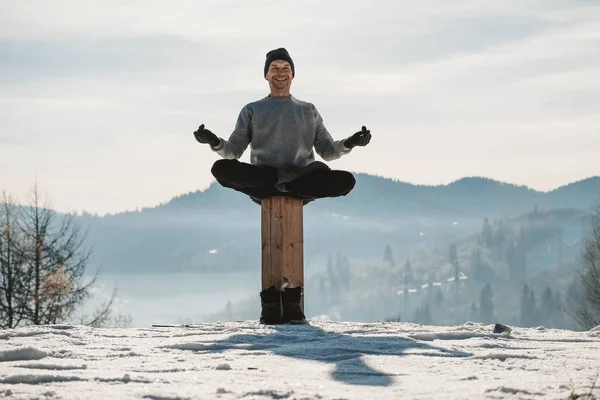 Muž Sedí Meditativní Poloze Před Úžasným Západem Slunce Zimních Horách — Stock fotografie