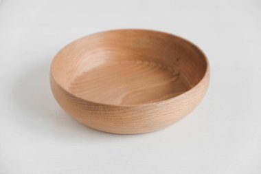 Beyaz arka planda boş ahşap kase. Kopyala, metin için boşluk.