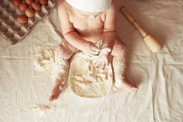 Panettiere Bambino Cappello Chef Seduto Sul Tavolo Giocare Con Farina — Foto Stock
