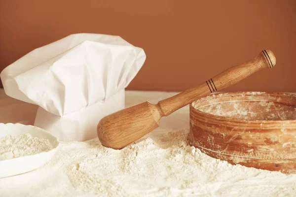 Farinha Trigo Branco Espalhada Uma Mesa Rolo Madeira Peneira Rústica — Fotografia de Stock