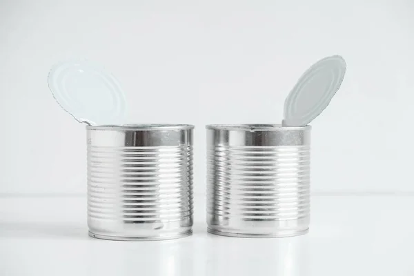 Dwa Otwarte Aluminiowe Metalowe Puszki Żywności Białym Stole Kopiowanie Puste — Zdjęcie stockowe