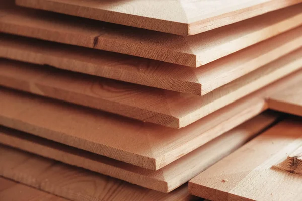 軽天然木の板が重なっています 木材の収穫 木材バーの詳細を閉じます 針仕事 木工の趣味 — ストック写真