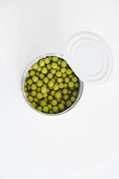 オープンアルミ金属で缶詰の緑の甘いエンドウ豆は白いテーブルの上にすることができます 最上階だ テキストのコピー 空のスペース — ストック写真