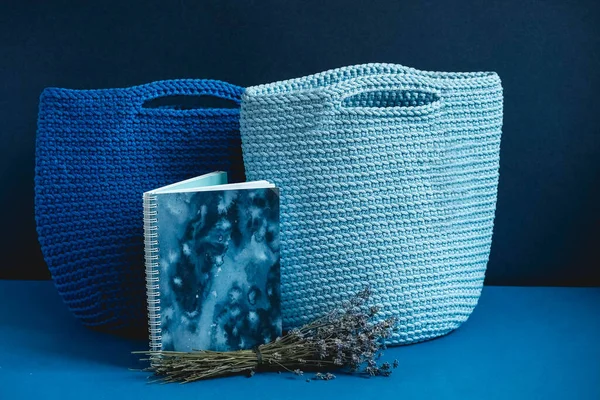 Dos Bolsos Hechos Mano Punto Azul Con Flores Sobre Fondo — Foto de Stock