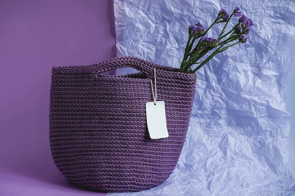 Bolso Punto Púrpura Hecho Mano Con Flores Sobre Fondo Púrpura — Foto de Stock