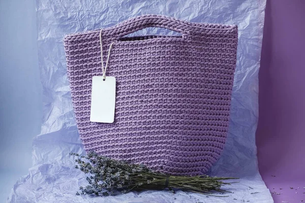 Bolso Punto Púrpura Hecho Mano Con Flores Sobre Fondo Púrpura — Foto de Stock