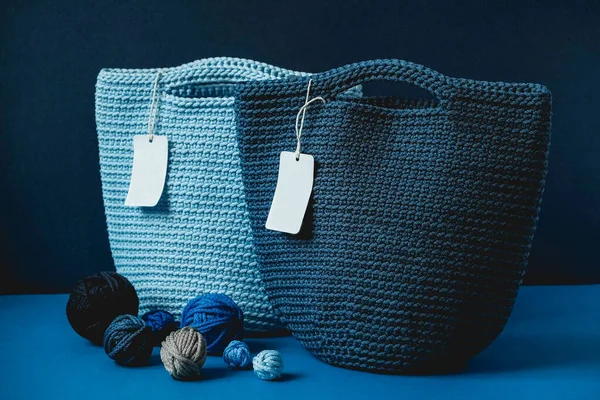 Bolsos Hechos Mano Punto Azul Con Bolas Hilo Sobre Fondo — Foto de Stock