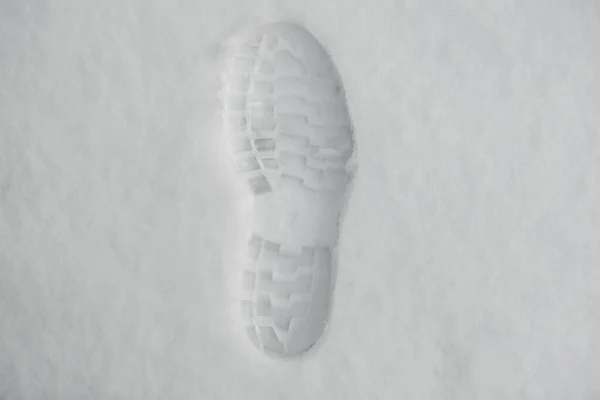 雪の中の靴からの足跡 シングルは明らかに雪の中で靴やブーツの足跡を定義しました 最上階だ テキストのコピー 空のスペース — ストック写真