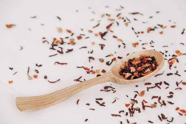 Thé Aux Fruits Secs Dans Une Cuillère Bois Éparpillée Sur — Photo