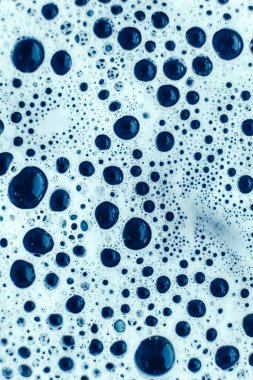 Mavi suyun arka planında bir doku olarak sabun köpükleri. Üst Manzara. Kopyala, metin için boşluk.