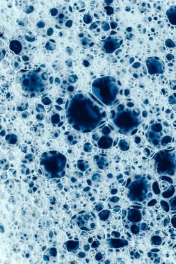 Mavi suyun arka planında bir doku olarak sabun köpükleri. Üst Manzara. Kopyala, metin için boşluk.