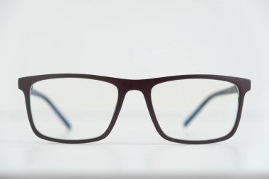 Siyah çerçeveli, beyaz arka planda optik gözlük. Kopyala, metin için boşluk.