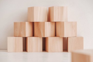 Beyaz arka planda, doğal ahşap blokları istifleyin. Kopyala, metin için boşluk.