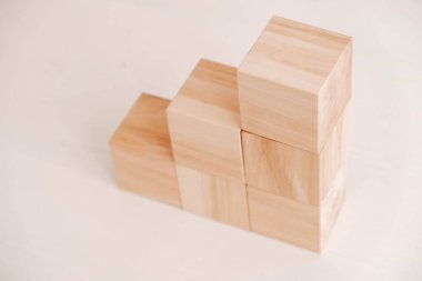 Beyaz arka planda, doğal ahşap blokları istifleyin. Kopyala, metin için boşluk.