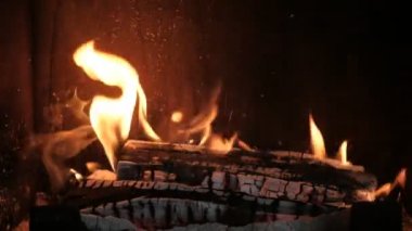 Şöminede odun yanıyor. Sıcaklık ve ev konforu. Bir kır evinin alevleri