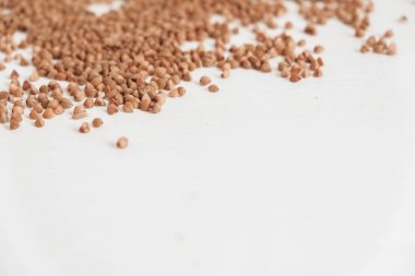 Karabuğday, beyaz arka plana rastgele dağılmış. Üst Manzara. Kopyala, metin için boşluk.