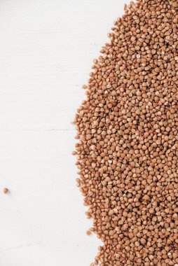 Karabuğday, beyaz arka plana rastgele dağılmış. Üst Manzara. Kopyala, metin için boşluk.