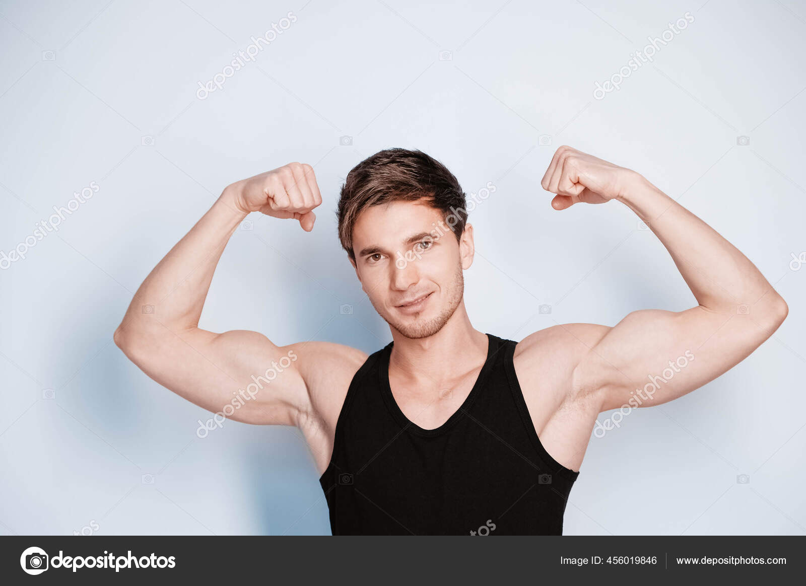показывает бицуху. бицепс. михаил кротов москва. показывает бицепс. показать мышцы человека.