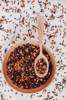 Tahta kaşıkta kuru meyve çayı ve beyaz arka planda ahşap bir tabak. Üst Manzara. Kopyala, metin için boşluk.