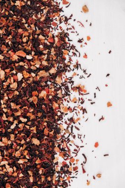 Kuru meyve çayı beyaz masa arkasına rastgele serpiştirilmiş. Üst Manzara. Kopyala, metin için boşluk.