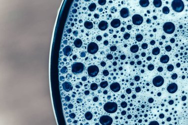 Mavi suyun arka planında bir doku olarak sabun köpükleri. Üst Manzara. Kopyala, metin için boşluk.