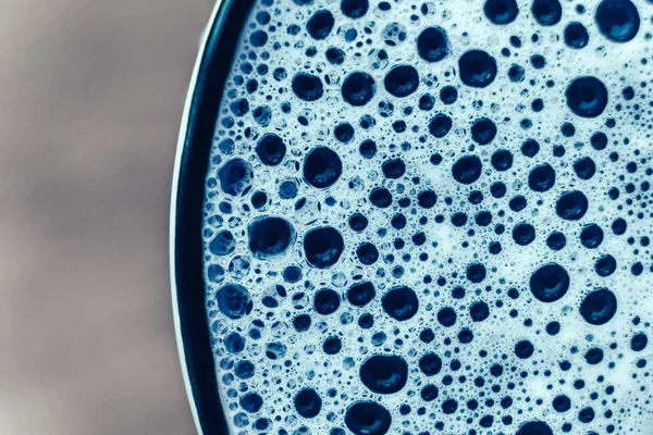 Mavi suyun arka planında bir doku olarak sabun köpükleri. Üst Manzara. Kopyala, metin için boşluk.