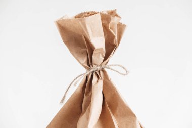 Beyaz arka planda tek kullanımlık kahverengi kravat kağıdı. Kopyala, metin için boşluk.