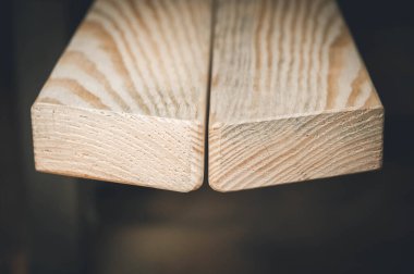 Açık doğal ahşaptan yapılmış Joiner tahtaları. Kereste hasadı. Kereste barının detayları. Örgü işi hobileri, ahşap işçiliği...