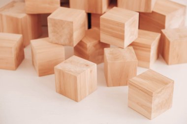 Beyaz arka planda, doğal ahşap blokları istifleyin. Kopyala, metin için boşluk.