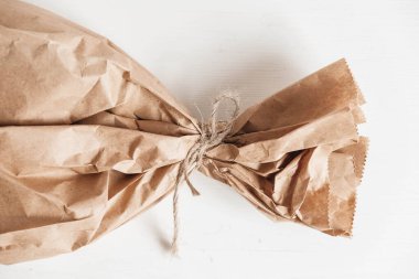 Beyaz arka planda tek kullanımlık kahverengi kravat kağıdı. Üst Manzara. Kopyala, metin için boşluk.