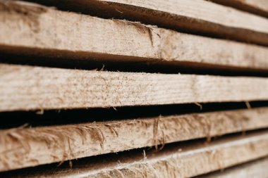 Ahşap tahtalar arka plan dokusu olarak istiflenmiş. Kopyala, metin için boşluk.