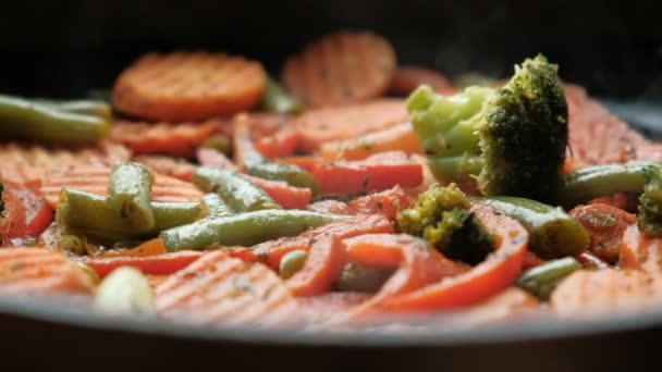 鍋で揚げて調理する混合野菜 — ストック動画