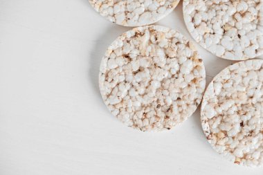 Yuvarlak diyet cipsleri beyaz arka planda. Yuvarlak şekilli tahıl ekmeği, mayasız sağlıklı yiyecek. Üst Manzara. Kopyala, metin için boşluk.