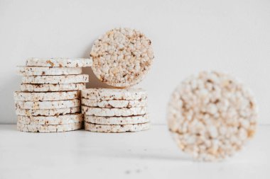 Yuvarlak diyet cipsleri beyaz arka planda. Yuvarlak şekilli tahıl ekmeği, mayasız sağlıklı yiyecek. Kopyala, metin için boşluk.