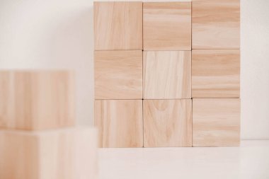 Beyaz arka planda doğal ahşaptan yapılmış tahta küpler. Kopyala, metin için boşluk