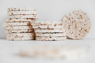 Yuvarlak diyet cipsleri beyaz arka planda. Yuvarlak şekilli tahıl ekmeği, mayasız sağlıklı yiyecek. Kopyala, metin için boşluk.