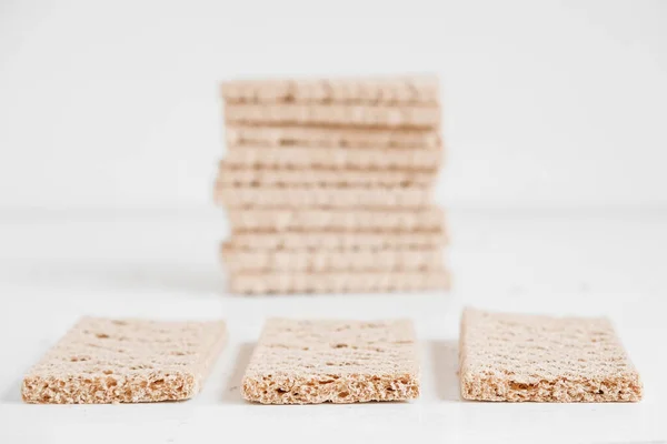 Chrupiący Chleb Żytni Białym Drewnianym Tle Kopiowanie Puste Miejsce Tekst — Zdjęcie stockowe