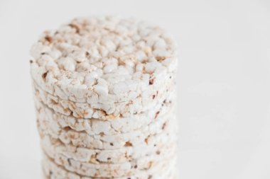 Yuvarlak diyet cipsleri beyaz arka planda. Yuvarlak şekilli tahıl ekmeği, mayasız sağlıklı yiyecek. Kopyala, metin için boşluk.