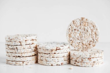 Yuvarlak diyet cipsleri beyaz arka planda. Yuvarlak şekilli tahıl ekmeği, mayasız sağlıklı yiyecek. Kopyala, metin için boşluk.